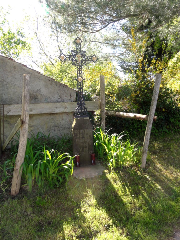 Saint-Maigner (Puy-de-Dôme) croix de chemin Fongerat