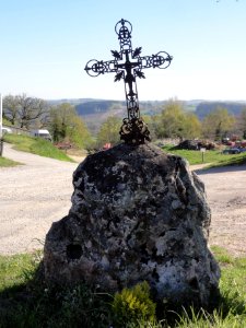 Saint-Maurice-près-Pionsat (Puy-de-Dôme) croix de chemin près de la mairie