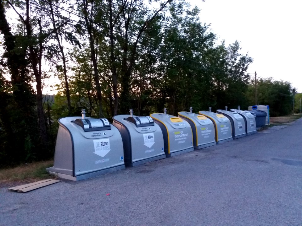 Saint-Maurice-d'Ardèche - Chemin des Garennes, poubelles collectives