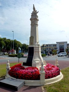 Saint-Martin-au-Laërt (Pas- de-Calais, Fr) monument aux morts