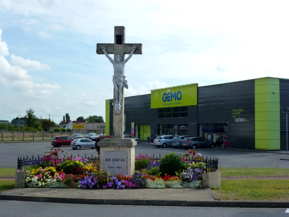 Saint-Martin-au-Laërt (Pas- de-Calais, Fr) croix de chemin memorial 1939-1944