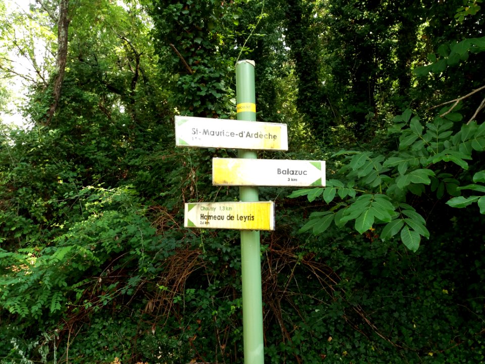 Saint-Maurice-d'Ardèche - Poteau de signalisation pour les randonneurs - Saint-Maurice d'Ardèche, Balazuc, Leyris