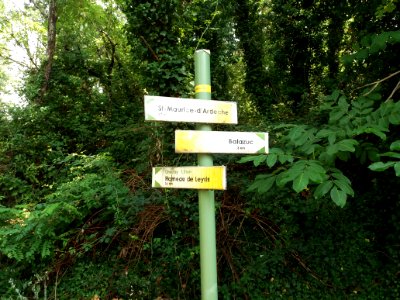 Saint-Maurice-d'Ardèche - Poteau de signalisation pour les randonneurs - Saint-Maurice d'Ardèche, Balazuc, Leyris