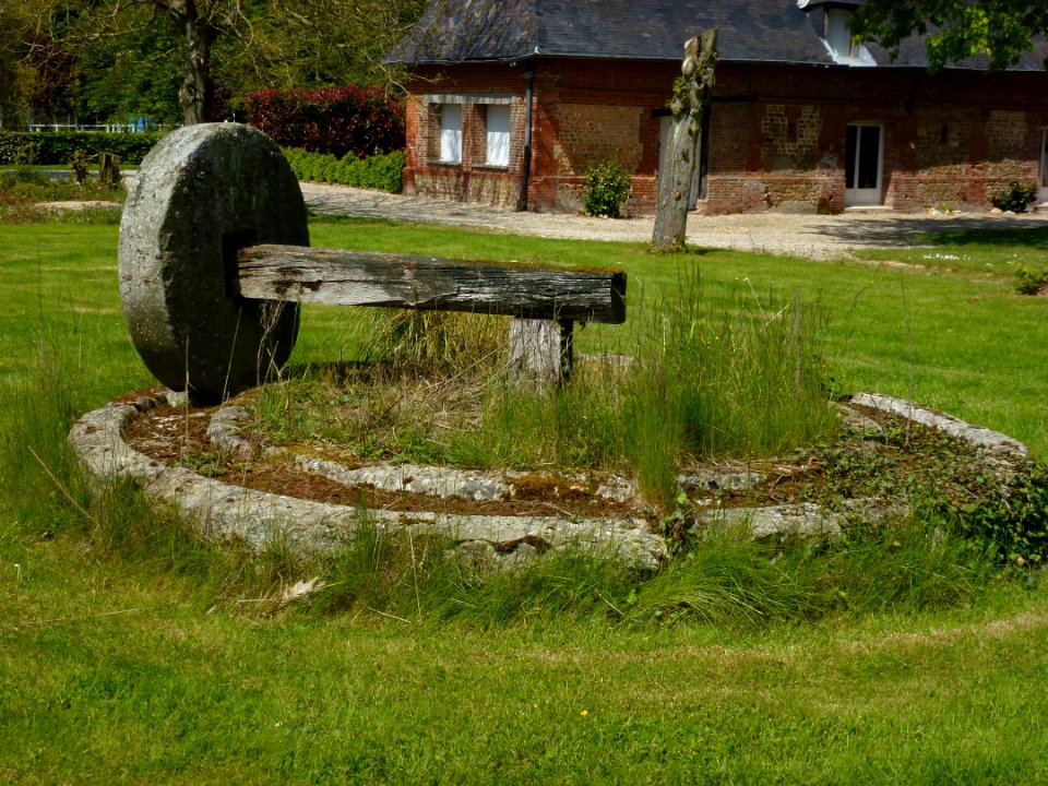 Saint-Meslin-du-Bosc (Eure, Fr) Pressoir (Horse-driven cider mill)