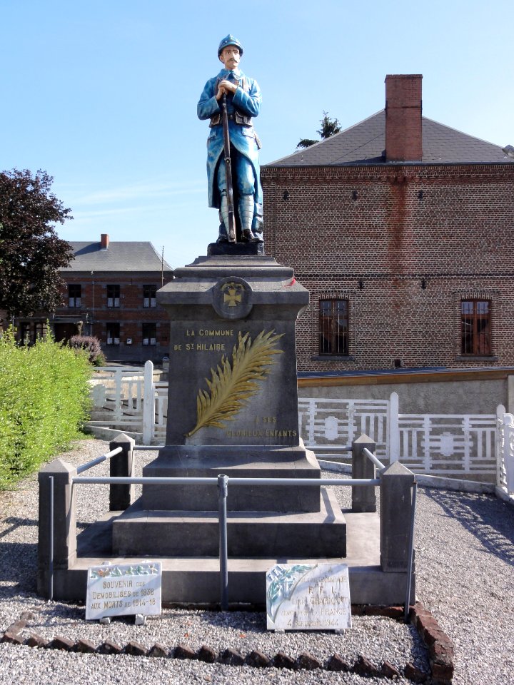 Saint-Hilaire-sur-Helpe (Nord, Fr) monument aux morts