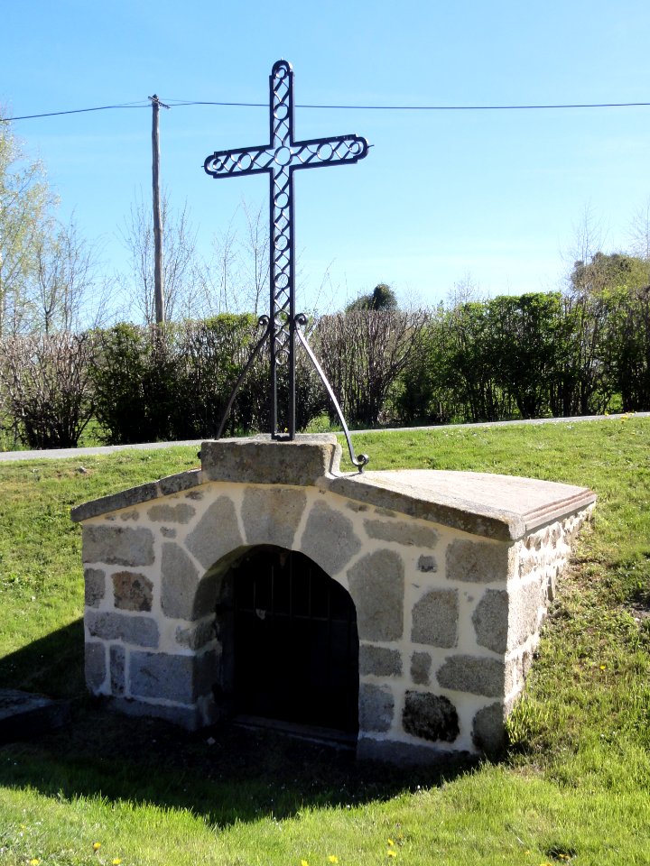Saint-Maigner (Puy-de-Dôme) fontaine avec croix de chemin