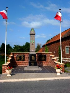 Saint-Hilaire-Cottes (Pas-de-Calais, Fr) monument aux morts photo