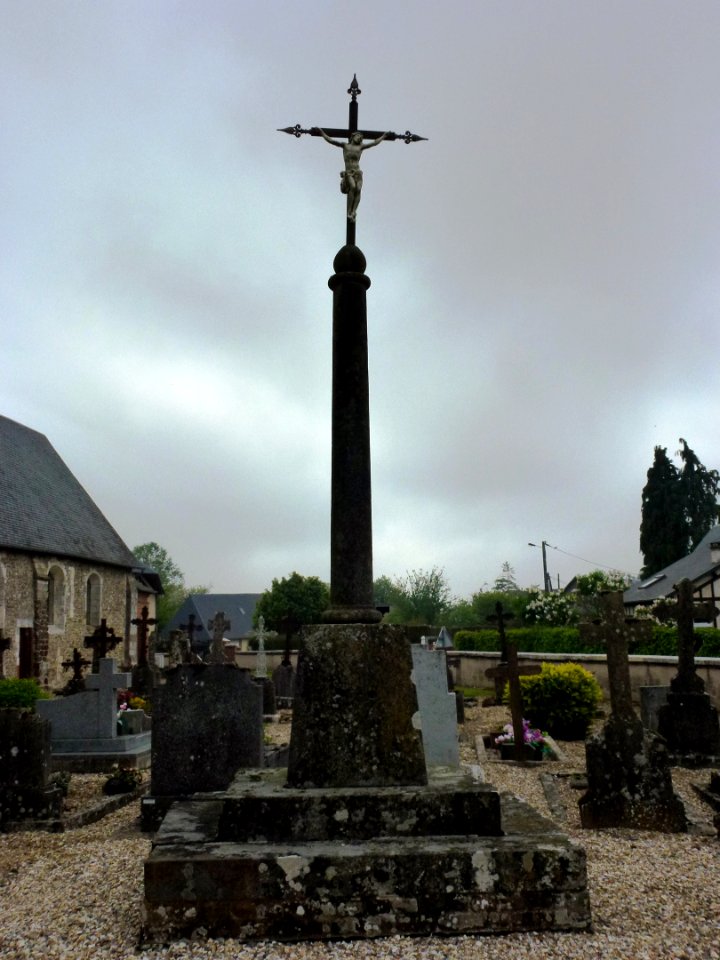 Saint-Martin-du-Tilleul (Eure) croix de cimetière