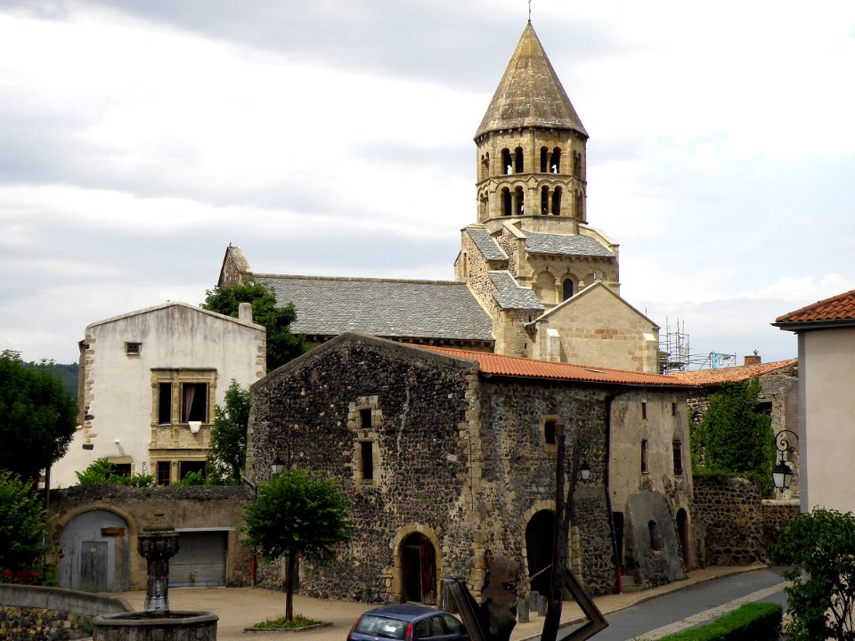Saint-Saturnin Place de l'Ormeau1
