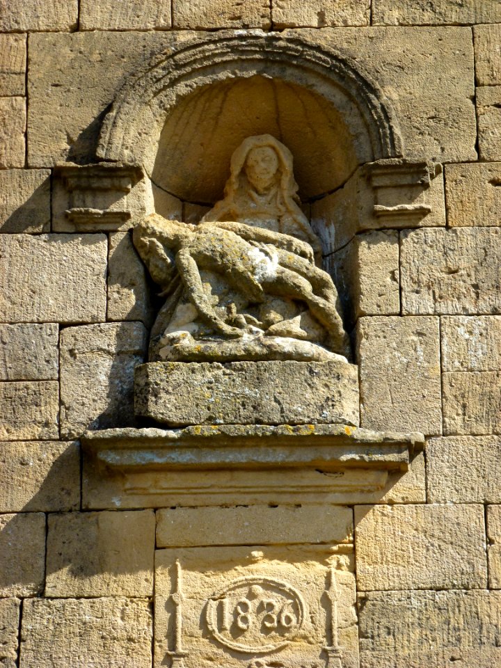 Saint-Marcel (Ardennes) chapelle de Giraumont, Pietà de la façade