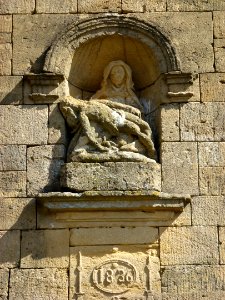 Saint-Marcel (Ardennes) chapelle de Giraumont, Pietà de la façade