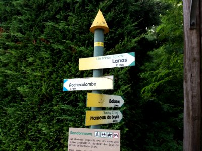 Saint-Maurice-d'Ardèche - Poteau de signalisation pour les randonneurs - Lanas, Rochecolombe, Balazuc, Leyris