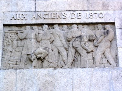 Saint-Quentin (Aisne) monument aux morts, detail relief 01
