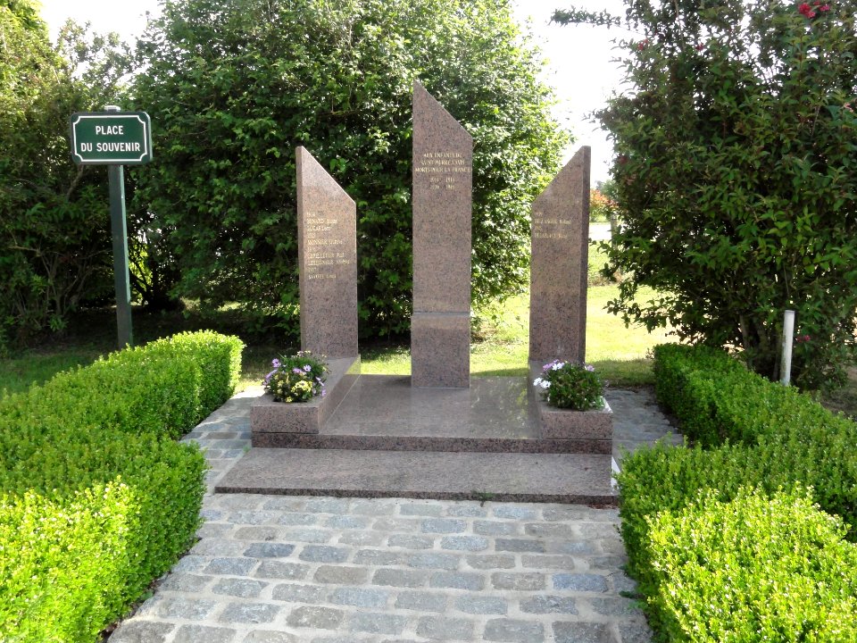Saint-Pierre-Lavis (Seine-Mar.) monument aux morts, place du souvenir