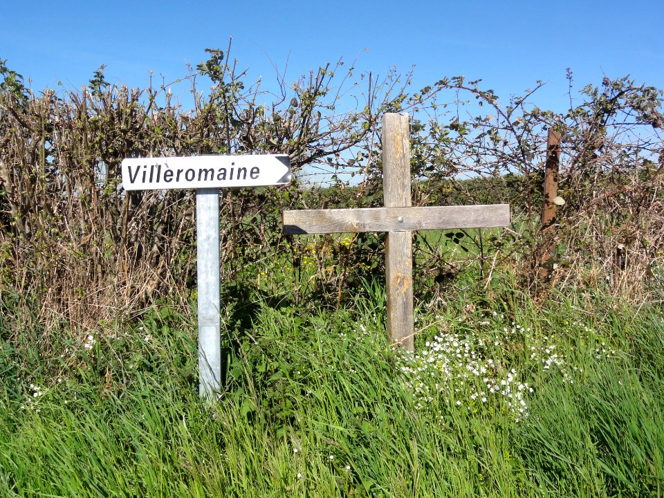 Saint-Maigner (Puy-de-Dôme) croix de chemin vers Villeromaine