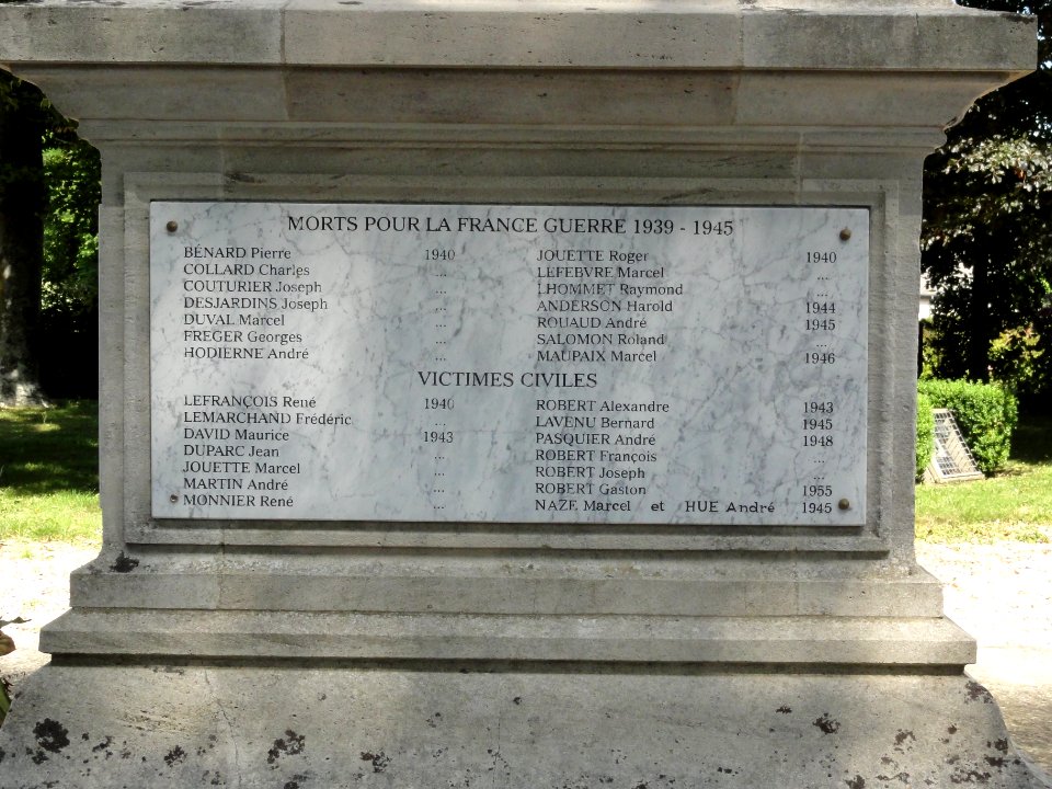 Saint-Pierre-en-Port (Seine-Mar.) monument aux morts, les noms (01)
