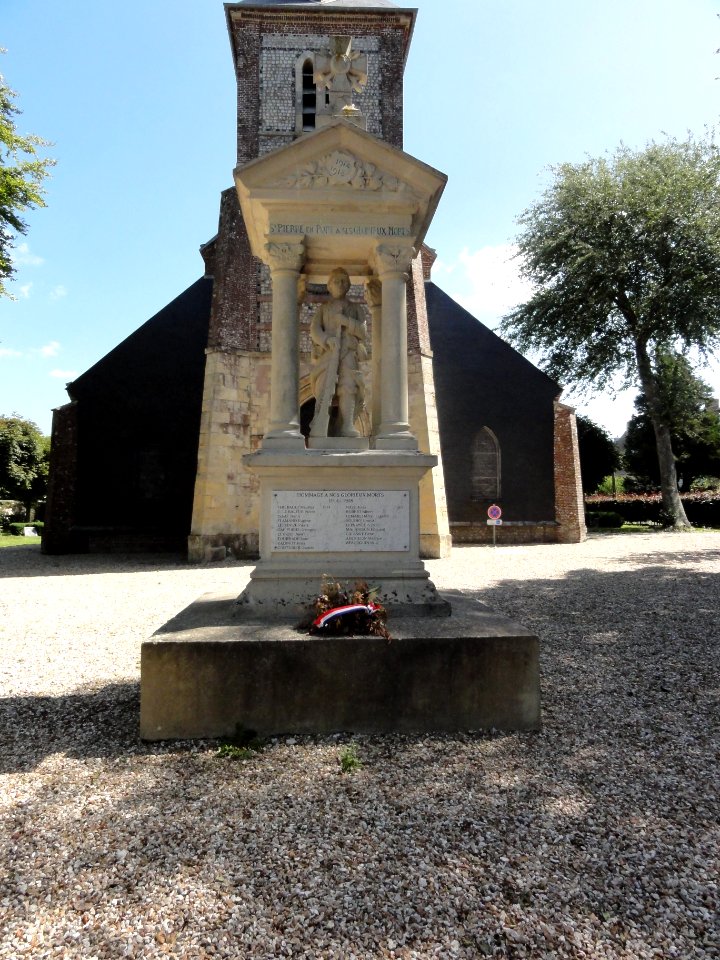 Saint-Pierre-en-Port (Seine-Mar.) monument aux morts