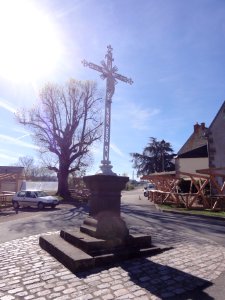 Saint-Maigner (Puy-de-Dôme) croix sur la place