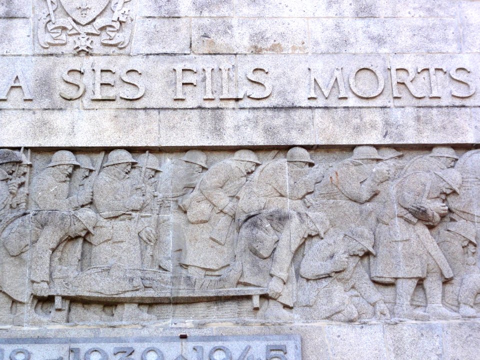 Saint-Quentin (Aisne) monument aux morts, detail relief 04