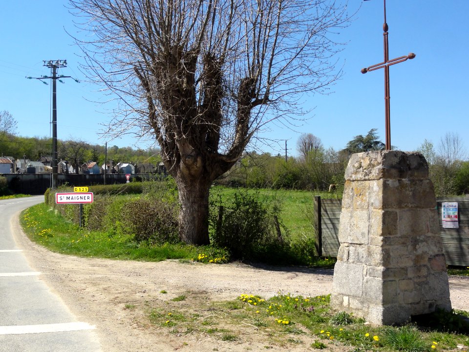 Saint-Maigner (Puy-de-Dôme) croix de chemin et panneau d'entrée, D525