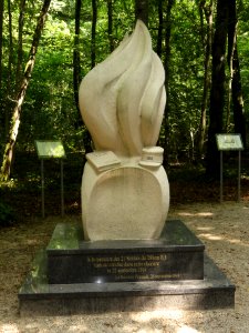 Saint-Rémy-la Calonne (Meuse) Fosse de la compagnie d'Alain-Fournier en forêt de Calonne (02)