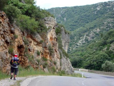 Saint-Guilhem-le-Désert (Hérault, Fr) pèlerin jacquaire en route