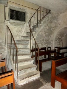 Saint-Priest-des-Champs (Puy-de-Dôme) église, escalier intérieur