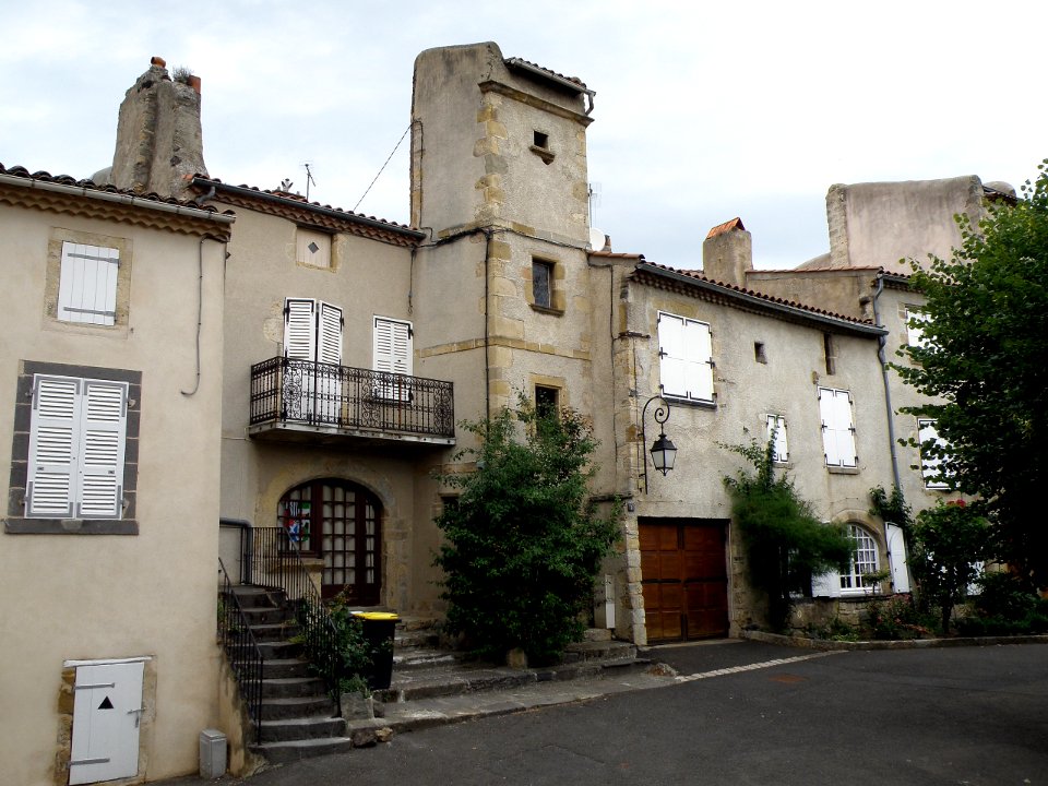 Saint-Saturnin Place de l'Église