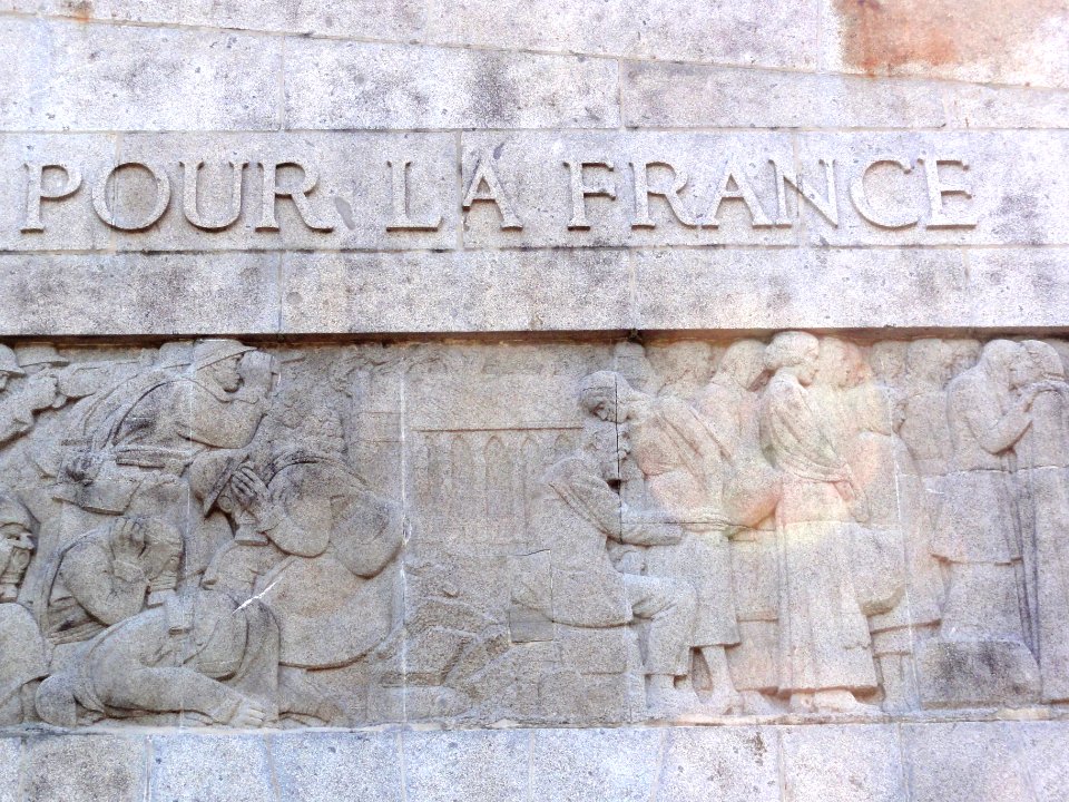 Saint-Quentin (Aisne) monument aux morts, detail relief 05