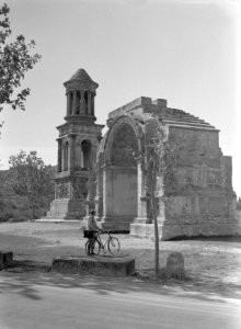 Saint-Remy-de-Provence. De romeinse ruïnestad Glanum rechts een triomfboog met , Bestanddeelnr 191-0431