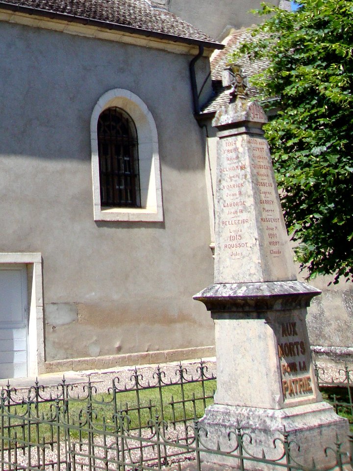 Saint-Martin-sous-Montaigu (Saône-et-Loire, Fr) monument aux morts