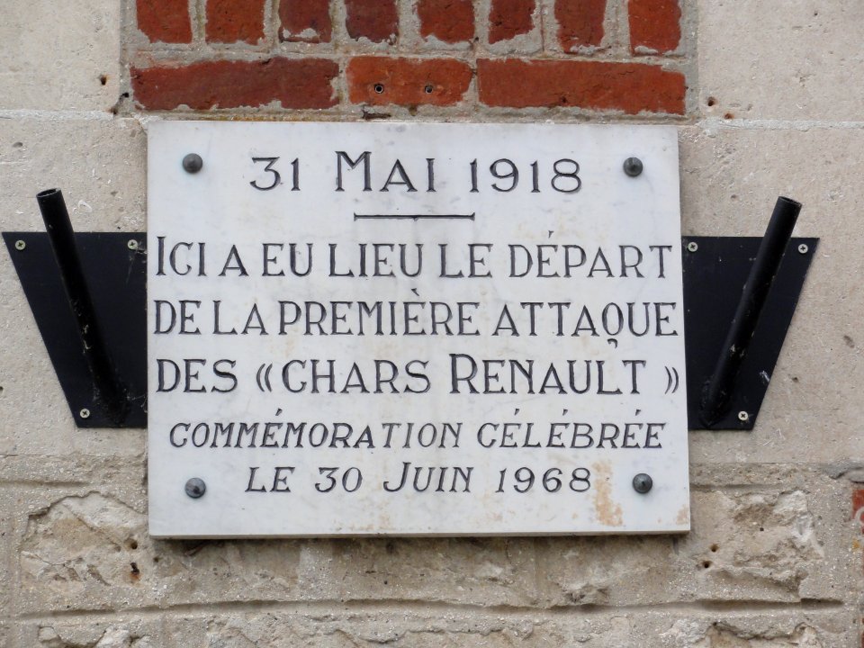 Saint-Pierre-Aigle (Aisne) plaque Chars Renault sur une maison