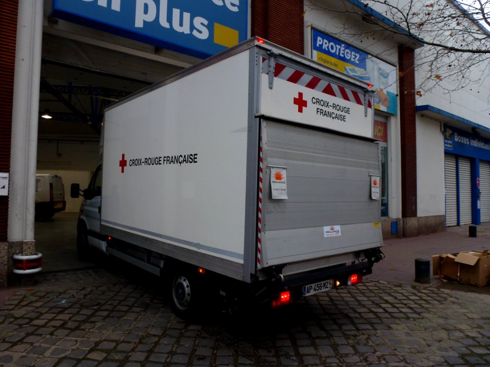 Saint-Ouen, camion Croix Rouge française