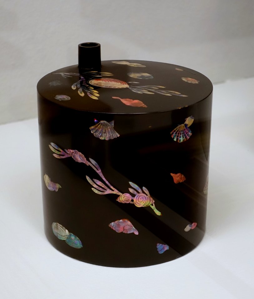 Sake cannister, Japan, Edo period, 1603-1868, wood, black lacquer, mother-of-pearl - Linden-Museum - Stuttgart, Germany - DSC03574