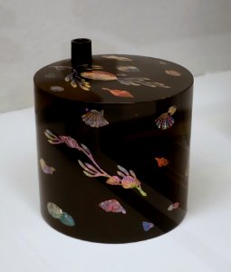 Sake cannister, Japan, Edo period, 1603-1868, wood, black lacquer, mother-of-pearl - Linden-Museum - Stuttgart, Germany - DSC03574