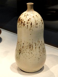Sake bottle, Japan, Tachijui ware, Edo period, c. 1800-1850 AD, stoneware with white slip and iron pigment under clear glaze - Freer Gallery of Art - DSC05499