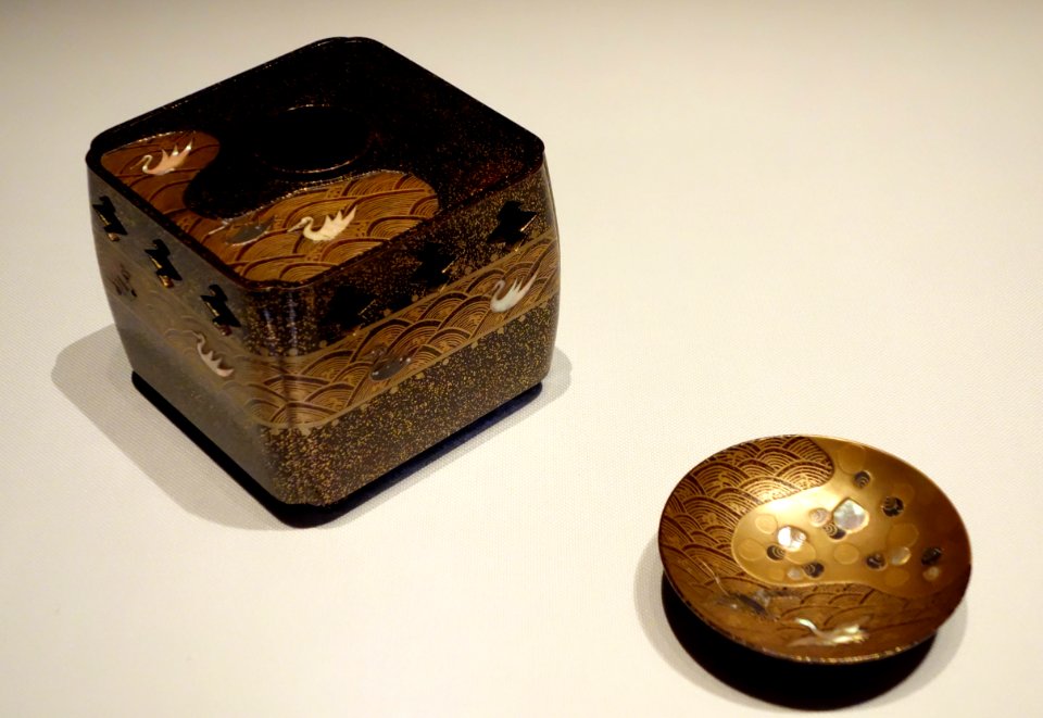 Sake cup and stand by Nagata Yuji, Edo period, 18th century, surging wave and bird design in maki-e lacquer and mother-of-pearl inlay - Tokyo National Museum - DSC05152