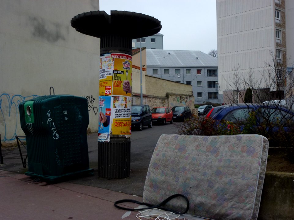 Saint-Ouen (Seine-Saint-Denis) Colonne d'affichage en temps d'élections