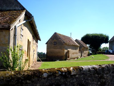 Saint-Vincent-Bragny. Saône-et-Loire, Fr, cour de ferme à Bragny