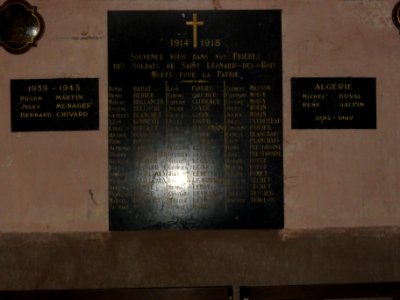 Saint-Léonard-des-Bois (Sarthe) église, plaque mémorial morts de guerre
