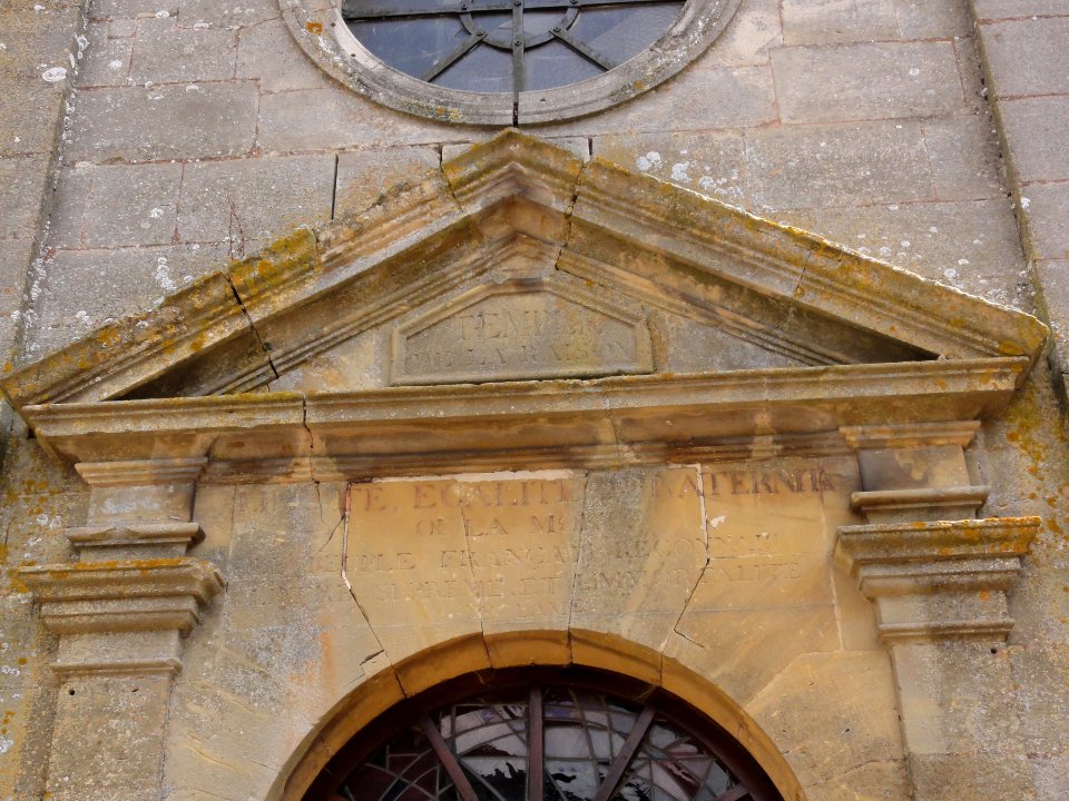 Saint-Laurent-sur-Othain (Meuse) église, inscription Temple de la Raison