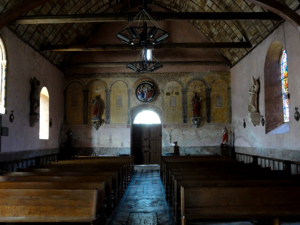 Saint-Léonard-des-Bois (Sarthe) église, intérieur vu vers choeur
