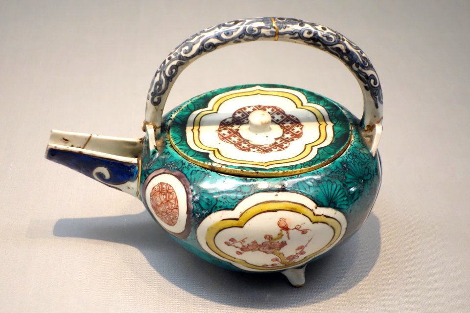 Sake Ewer, Imari ware, Kokutani gosai-de type, Edo period, 17th century, bird and flower design in overglaze enamel - Tokyo National Museum - DSC05309