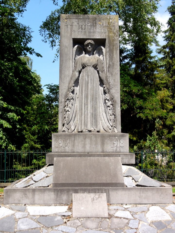 Saint-Waast-la-Vallée (Nord, Fr) monument aux morts