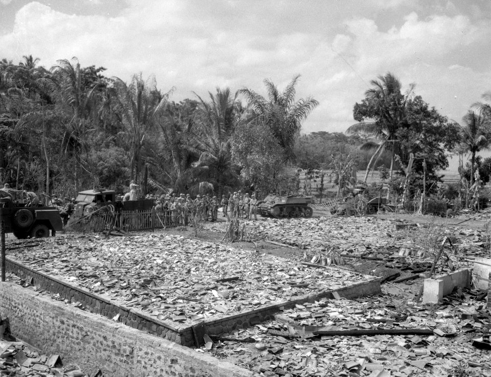 Salatiga Een gemotoriseerde zuiveringspatrouille van de T-Brigade houdt rust in, Bestanddeelnr 11976
