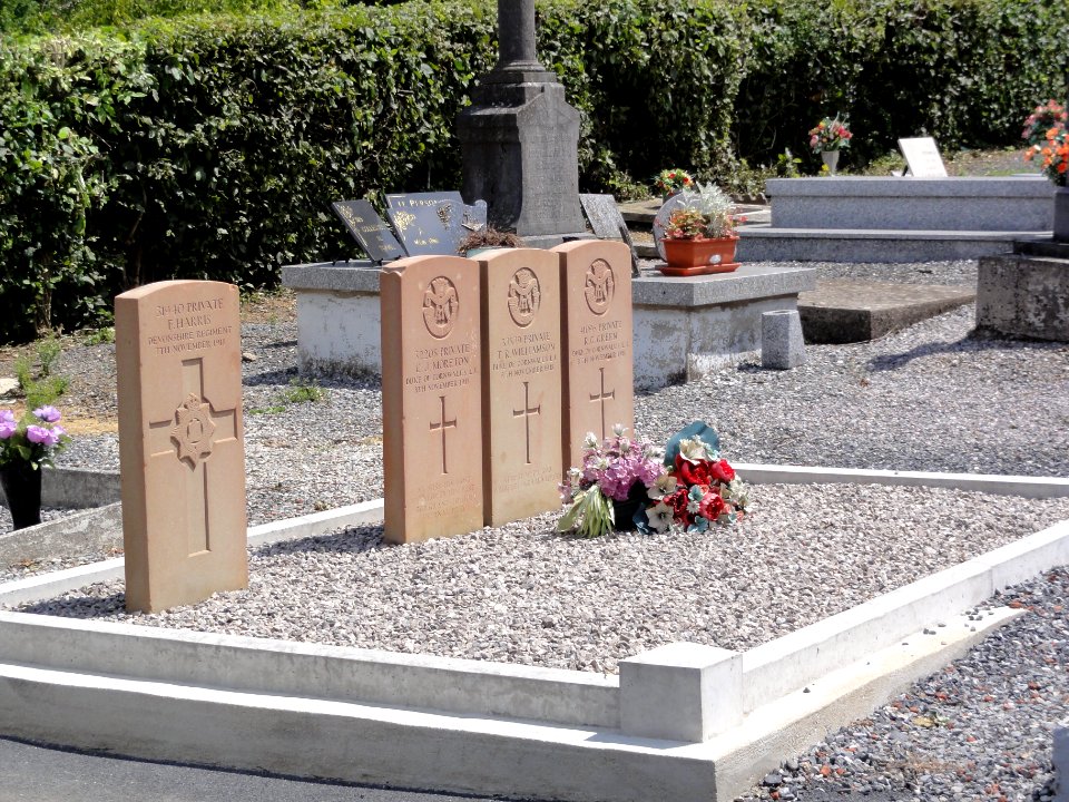 Saint-Remy-du-Nord (Nord, Fr) cimetière, 4 tombes de guerre CWGC