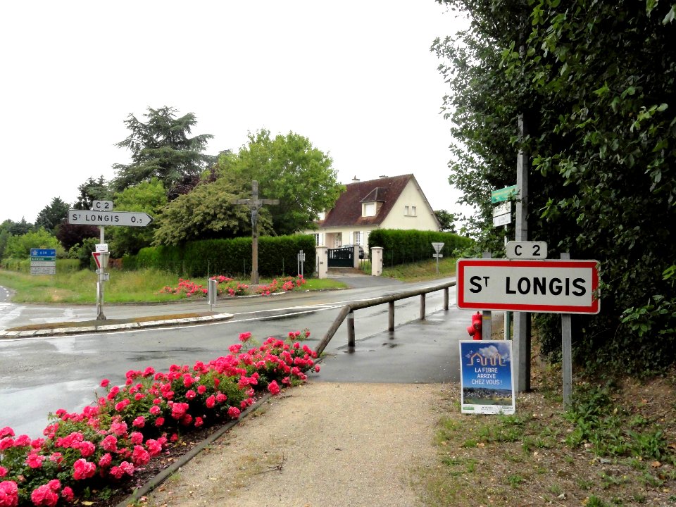 Saint-Longis (Sarthe) pnneau d'entrée et calvaire