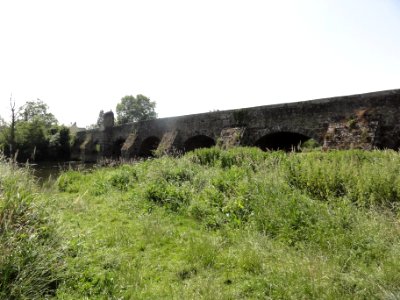 Saint-Marceau (Sarthe) vieux pont vu d'en bas