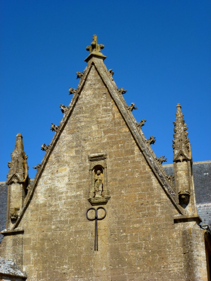 Saint-Marcel (Ardennes) église, pignon sculpté sud