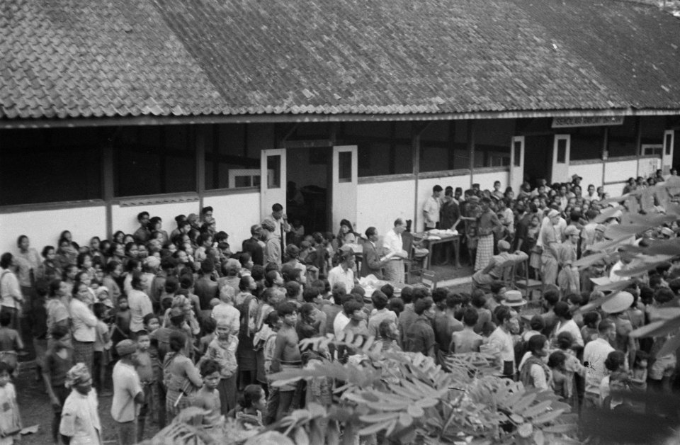 Salatiga. Kledinguitreiking door het Nederlandse Rode Kruis te Bringin. De toelo, Bestanddeelnr 372-1-1